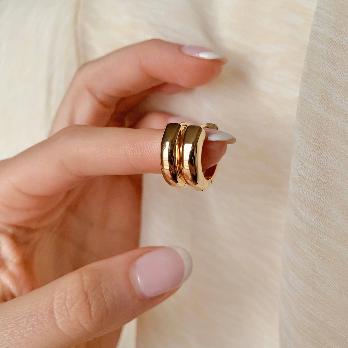 CHUBBIE HOOPS | gold | everyday hoop earrings | clasp hoops