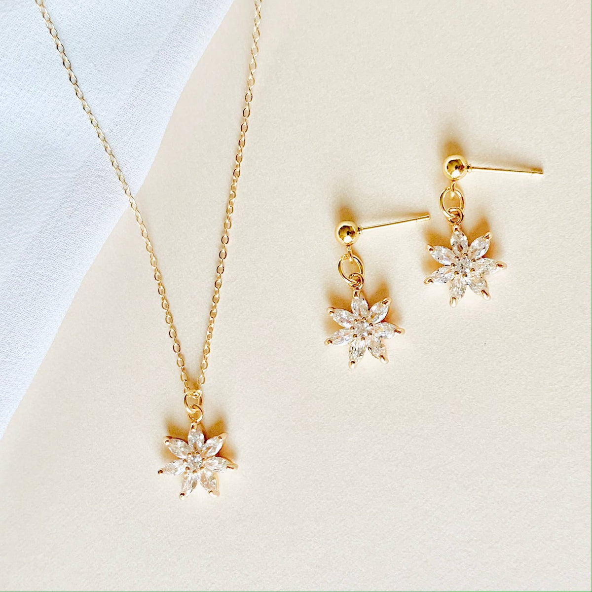 CRYSTAL FLOWER EARRINGS | gold | diamond flower earrings
