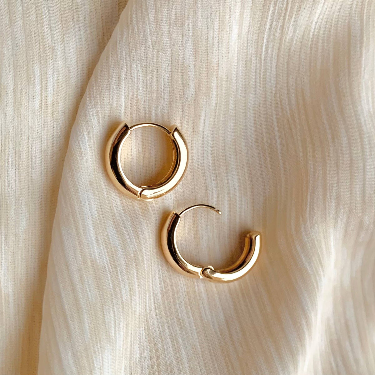 CHUBBIE HOOPS | gold | everyday hoop earrings | clasp hoops